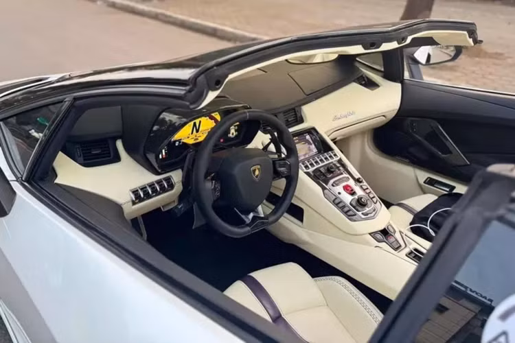 Được biết, biển số 30L-234.56 này được mang ra đấu giá vào ngày ngày 15/04/2024, trong thời gian từ 08:30 đến 08:55 và có mức trúng đấu giá chỉ 665 triệu đồng, khá hợp lý cho một biển sảnh rồng 5 số. Lamborghini Aventador LP700-4 Roadster chỉ có 4 xe được mang về nước, và chỉ 2 xe là mang biển trắng.