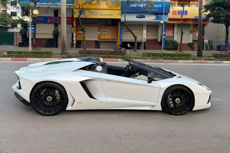 Nếu ai có ý định mua chiếc xe Lamborghini Aventador LP700-4 Roadster mui trần này, rất có thể chủ showroom sẽ hỗ trợ định danh luôn biển sảnh rồng này, với chi phí "lãi bằng tình cảm".