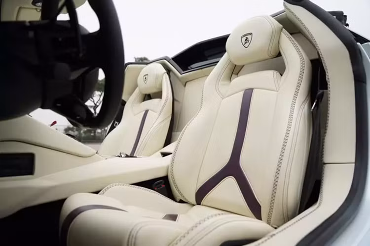 Chiếc xe Lamborghini Aventador LP700-4 Roadster này hiện mang màu trắng, kết hợp mui màu đen và bộ mâm độ đa chấu kép. Xe đã được bọc lại da ghế mới 2 màu trắng và sọc tím, cùng với bảng đồng hồ của bản Lamborghini Aventador SV.