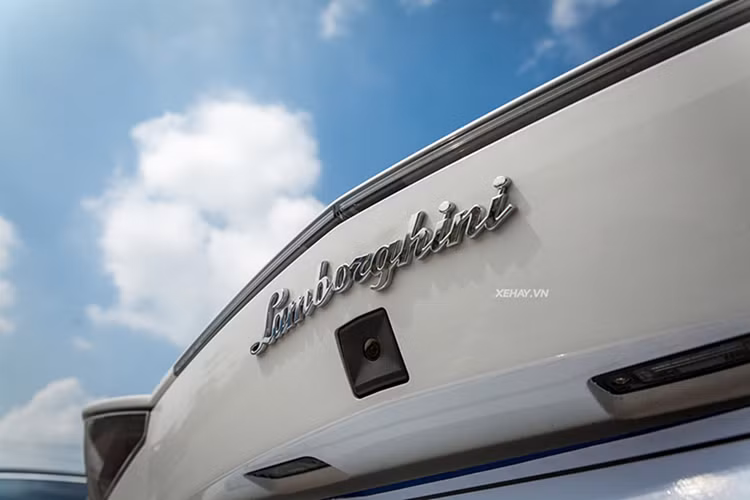 Khác với những chiếc siêu xe Lamborghini Aventador LP700-4 Coupe, bản mui trần có mái nhà hoàn thành với tông màu tối, lý do là phần mui xe là carbon được chia thành 2 mảnh riêng biệt để dễ dàng giúp chủ nhân của xe tháo lắp mỗi khi cần thiết.