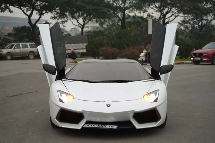Mỗi mui xe Lamborghini Aventador LP700-4 mui trần chỉ năng khoảng 6 kg và được cố định bằng 1 chốt gạt đặt trên đầu ghế ngồi. Khoang hành lý phía trước sẽ dùng để chứa mui xe. Bên cạnh sự thay đổi này, phiên bản Lamborghini Aventador LP700-4 Roadster còn có một cửa sổ nhỏ phía sau 2 ghế ngồi.