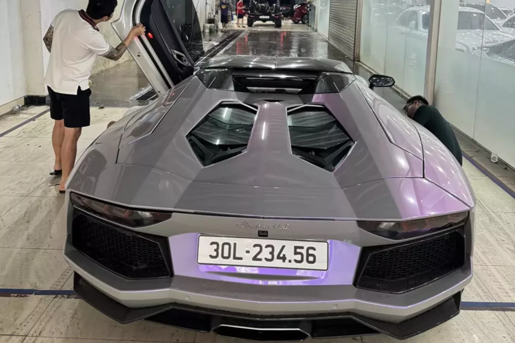 Trước đó, xe còn từng được độ lên body kit của bản Lamborghini Aventador SVJ, nhưng sau đó đã hạ về bản "zin". Hiện tại, chiếc siêu xe mui trần Lamborghini Aventador LP700-4 Roadster này đang được chào bán lên đến hơn 17 tỷ đồng.
