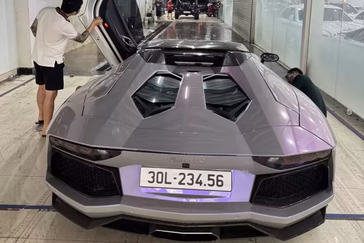 Trước đó, xe còn từng được độ lên body kit của bản Lamborghini Aventador SVJ, nhưng sau đó đã hạ về bản "zin". Hiện tại, chiếc siêu xe mui trần Lamborghini Aventador LP700-4 Roadster này đang được chào bán lên đến hơn 17 tỷ đồng.