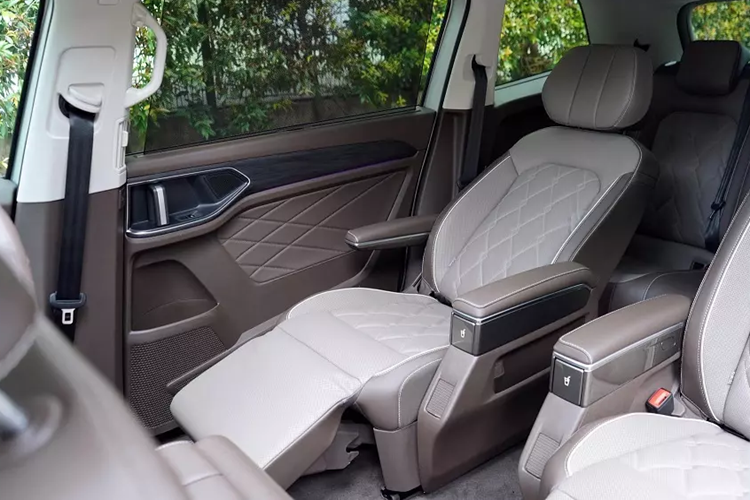 Trong đó, hàng ghế giữa là 2 ghế thương gia tách rời nhau, vừa tạo cảm giác sang trọng vừa mang đến lối đi thuận tiện xuống hàng ghế cuối. Dù ở phiên bản nào, xe cũng có nội thất bọc da và ốp gỗ nên trông khá cao cấp. Bản thân trang bị tiện nghi của mẫu xe nhập khẩu nguyên chiếc từ Trung Quốc này cũng rất phong phú.