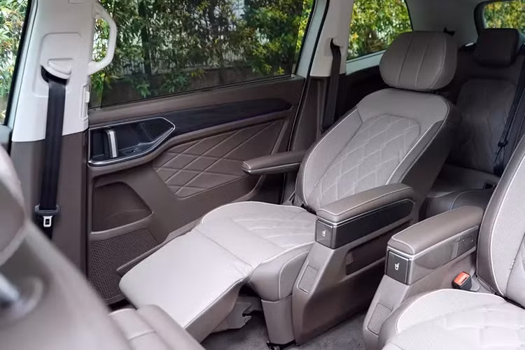 Trong đó, hàng ghế giữa là 2 ghế thương gia tách rời nhau, vừa tạo cảm giác sang trọng vừa mang đến lối đi thuận tiện xuống hàng ghế cuối. Dù ở phiên bản nào, xe cũng có nội thất bọc da và ốp gỗ nên trông khá cao cấp. Bản thân trang bị tiện nghi của mẫu xe nhập khẩu nguyên chiếc từ Trung Quốc này cũng rất phong phú.
