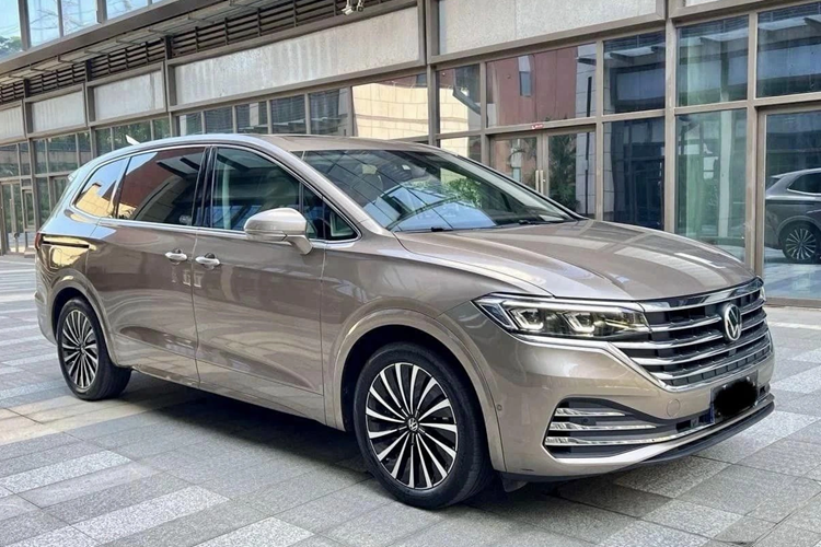 Volkswagen Viloran tuy đắt hơn Kia Carnival nhưng cũng có những ưu điểm riêng. Đầu tiên là lợi thế về mặt kích thước vì mẫu MPV đến từ Đức dài, rộng hơn đối thủ Hàn Quốc. Kích thước dài x rộng x cao của Volkswagen Viloran lần lượt là 5.346 x 1.976 x 1.781 mm và chiều dài cơ sở 3.180 mm.