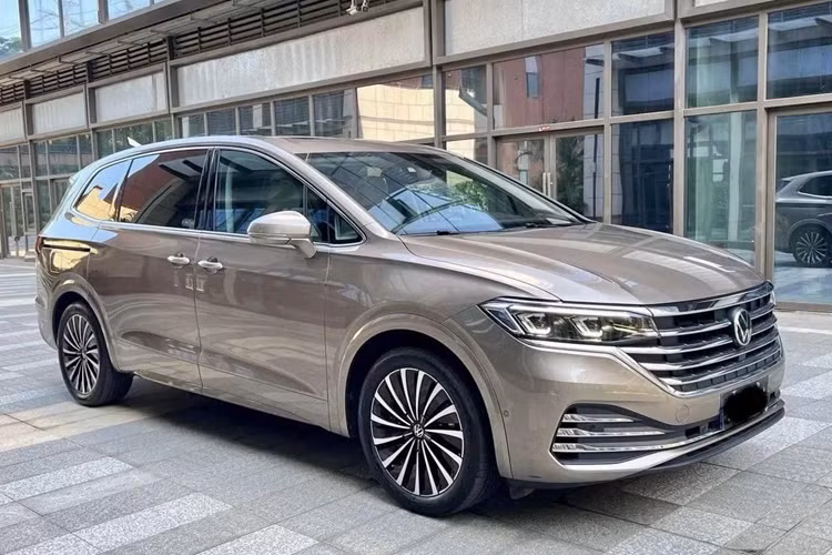 Volkswagen Viloran tuy đắt hơn Kia Carnival nhưng cũng có những ưu điểm riêng. Đầu tiên là lợi thế về mặt kích thước vì mẫu MPV đến từ Đức dài, rộng hơn đối thủ Hàn Quốc. Kích thước dài x rộng x cao của Volkswagen Viloran lần lượt là 5.346 x 1.976 x 1.781 mm và chiều dài cơ sở 3.180 mm.