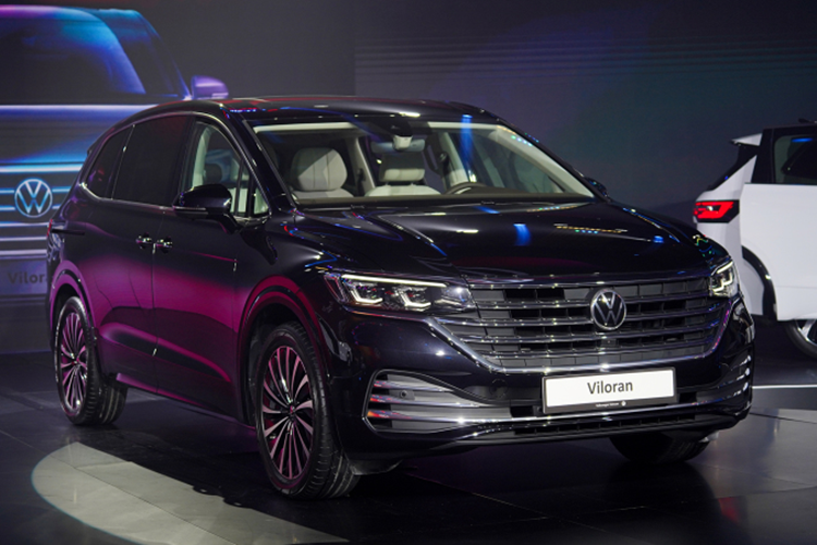 Theo đó, xe được trang bị hàng ghế trước chỉnh điện, bảng đồng hồ kỹ thuật số 10,3 inch, màn hình cảm ứng trung tâm 12 inch, hỗ trợ kết nối Apple CarPlay/Android Auto, hệ thống âm thanh 8 loa, điều hòa tự động 3 vùng độc lập, sạc điện thoại không dây và cửa sổ trời toàn cảnh tiêu chuẩn.