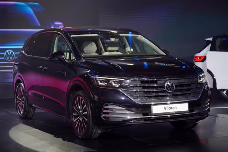 Theo đó, xe được trang bị hàng ghế trước chỉnh điện, bảng đồng hồ kỹ thuật số 10,3 inch, màn hình cảm ứng trung tâm 12 inch, hỗ trợ kết nối Apple CarPlay/Android Auto, hệ thống âm thanh 8 loa, điều hòa tự động 3 vùng độc lập, sạc điện thoại không dây và cửa sổ trời toàn cảnh tiêu chuẩn.