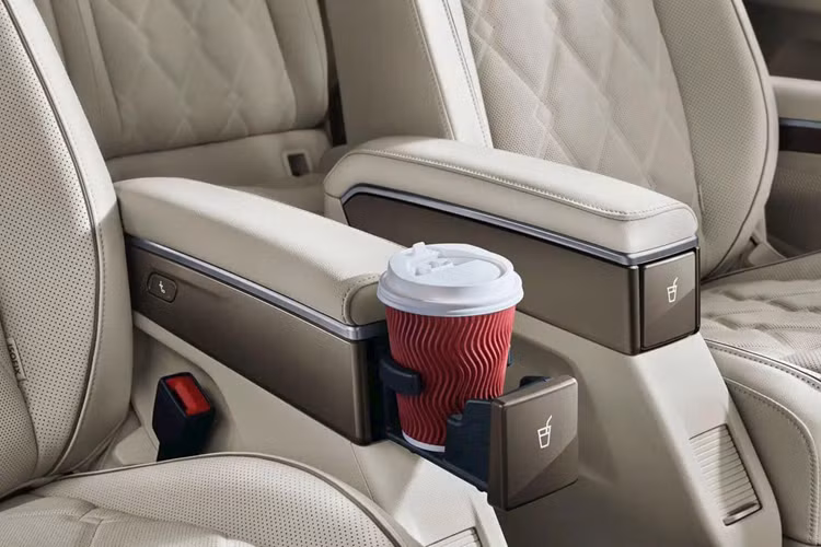 Ở bản cao cấp nhất, mẫu xe này có thêm chức năng sưởi/làm mát ghế trước, massage ở hàng ghế thứ hai và đèn viền trang trí nội thất 30 màu. Trong khi đó, trang bị ngoại thất nổi bật của xe gồm có hệ thống đèn LED từ trước ra sau, cửa lùa chỉnh điện bên sườn với 5 cách đóng/mở ở các vị trí khác nhau