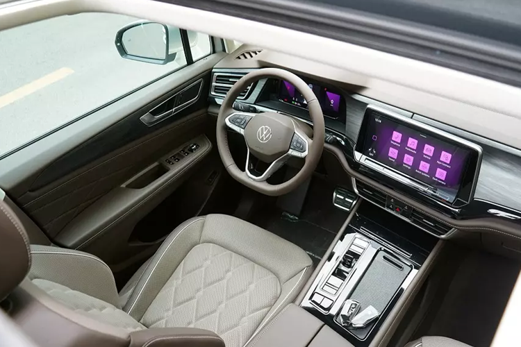 So với Kia Carnival, mẫu xe này dài hơn 191 mm, hẹp hơn 19 mm, cao hơn 6 mm trong khi chiều dài cơ sở nhỉnh hơn đến 90 mm. Nhờ kích thước lớn hơn nên Volkswagen Viloran cũng được trang bị không gian nội thất rộng rãi hơn. Bên trong mẫu xe này là nội thất 7 chỗ ngồi với cấu hình 2+2+3.