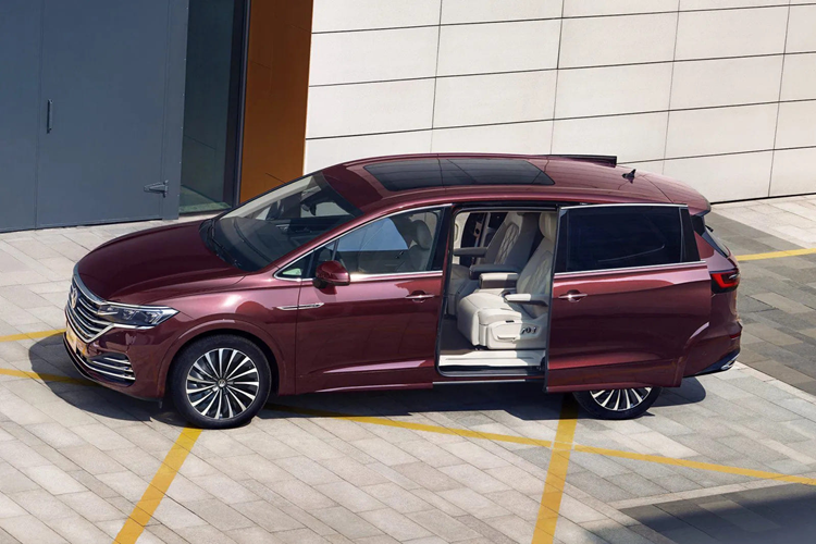 Gương chiếu hậu gập điện/chỉnh điện/sấy mặt gương, cửa cốp chỉnh điện, tích hợp cảm biến đá cốp và vành la-zăng của xe sẽ có đường kính 19 inch. Vành 20 inch và đèn pha IQ Light với tính năng mở rộng góc chiếu sẽ dành cho bản cao cấp nhất.