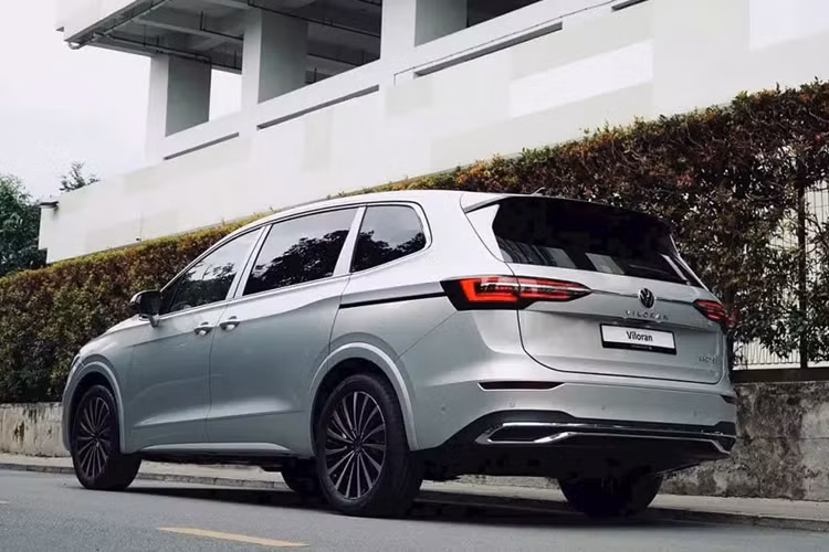 So với mức cộng dồn 2.473 xe của đối thủ trực tiếp là Kia Carnival trong nửa đầu năm nay, doanh số Volkswagen Viloran bán kém đáng kể. Tuy nhiên, kết quả bán hàng của Viloran vẫn khá ấn tượng vì mẫu xe này có giá không hề rẻ, dao động từ 1,989 - 2,188 tỷ đồng.