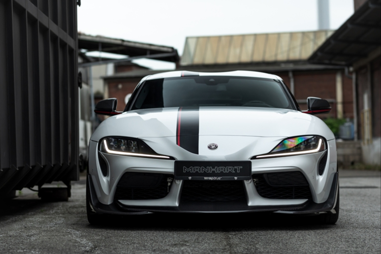 Mẫu xe thể thao Nhật Bản được nâng cấp nhờ những kiến thức chuyên môn của Manhart về các mẫu xe BMW M vì chiếc xe này chia sẻ nền tảng với Z4. Hãng độ có trụ sở tại Wuppertal cũng từng nâng cấp nhiều xe Supra với các dự án đầu tiên bắt đầu từ năm 2020.