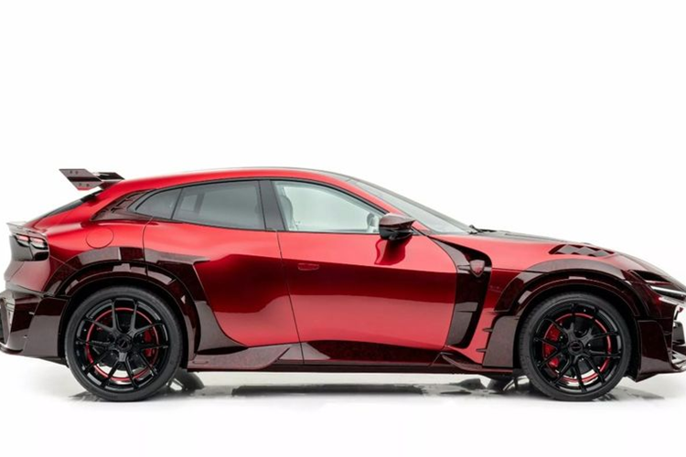 Ferrari Purosangue được Mansory hoàn thiện với lớp sơn ngoại thất Vermillion đặc biệt cùng bộ bodykit thân rộng được làm từ carbon rèn phủ sơn màu đỏ. Xe có cản trước mới, nắp ca-pô và chắn bùn rộng hơn với các cửa chớp ở phía trước.