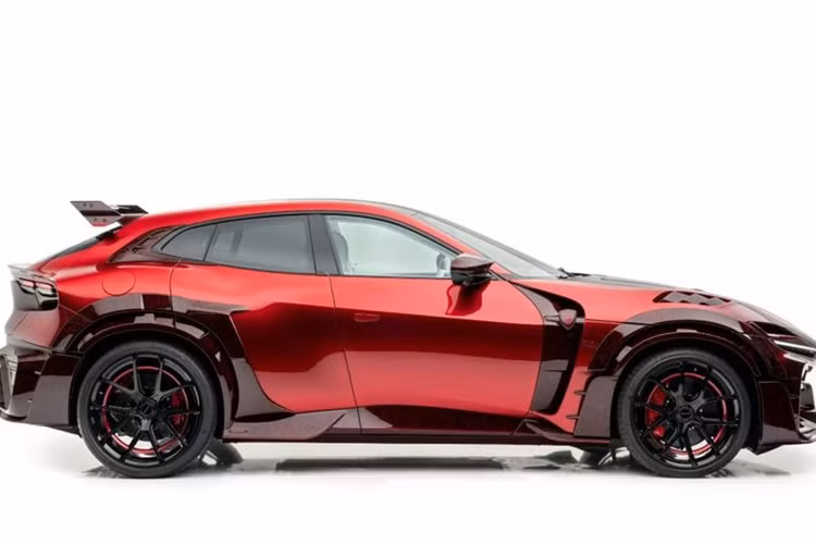 Ferrari Purosangue được Mansory hoàn thiện với lớp sơn ngoại thất Vermillion đặc biệt cùng bộ bodykit thân rộng được làm từ carbon rèn phủ sơn màu đỏ. Xe có cản trước mới, nắp ca-pô và chắn bùn rộng hơn với các cửa chớp ở phía trước.