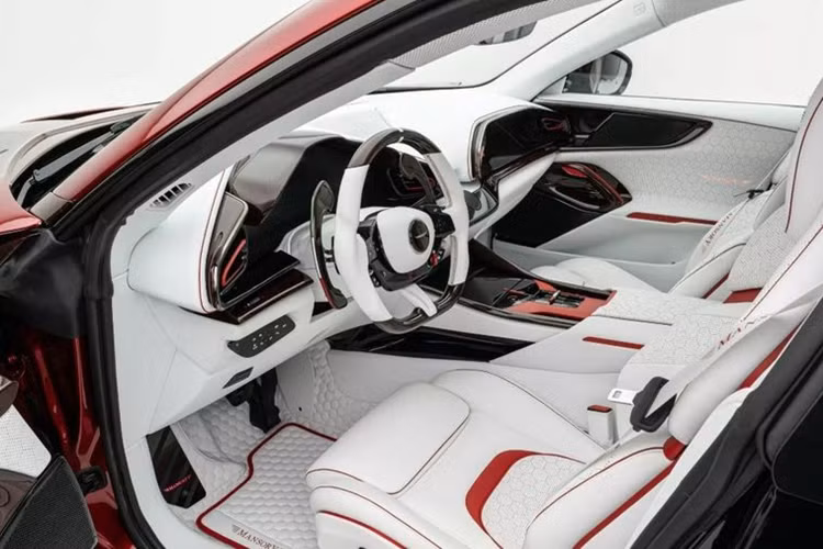 Di chuyển về phía sau, Pugnator có cản xe được thiết kế lại với bộ khuếch tán tích hợp và ống xả thể thao làm từ sợi carbon. Bên cạnh đó, mẫu SUV này cũng được bổ sung bộ cánh gió cỡ lớn đặt trên nóc cốp, giúp duy trì độ ổn định của xe khi di chuyển ở dải tốc độ cao.