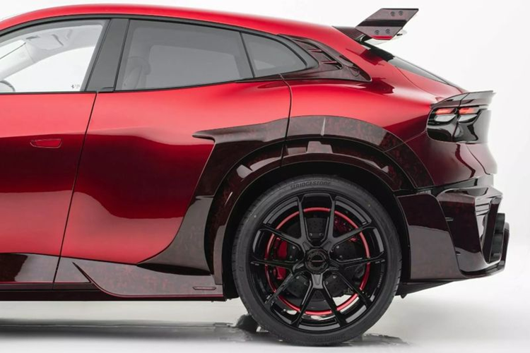 Ghế ngồi, tay vịn và tấm ốp cửa được bọc lại bằng họa tiết đục lỗ mới. Hãng độ còn lắp thêm bàn đạp nhôm, thảm sàn chần bông. Bên cạnh đó, Ferrari Purosangue độ Mansory còn sở hữu cả gói nâng cấp tùy chỉnh dành cho những khách hàng muốn cá nhân hóa nhiều hơn nữa chiếc xe của mình.