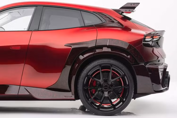 Ghế ngồi, tay vịn và tấm ốp cửa được bọc lại bằng họa tiết đục lỗ mới. Hãng độ còn lắp thêm bàn đạp nhôm, thảm sàn chần bông. Bên cạnh đó, Ferrari Purosangue độ Mansory còn sở hữu cả gói nâng cấp tùy chỉnh dành cho những khách hàng muốn cá nhân hóa nhiều hơn nữa chiếc xe của mình.