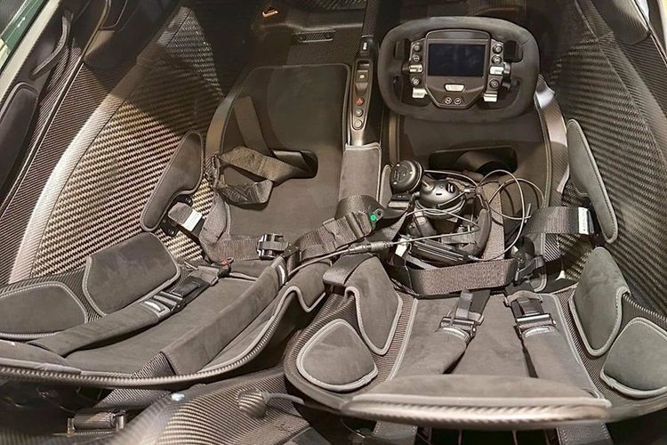 Nội thất của xe tối giản với chất liệu ghế bằng sợi carbon được bọc Alcantara, đi kèm với các đường chỉ may tương phản màu bạc Galena Silver.