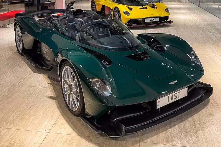 Là tác phẩm của sự hợp tác giữa Aston Martin và đội đua F1 Red Bull Racing, Valkyrie được phát triển từ bản concept AM-RB 001 ra mắt từ năm 2016.