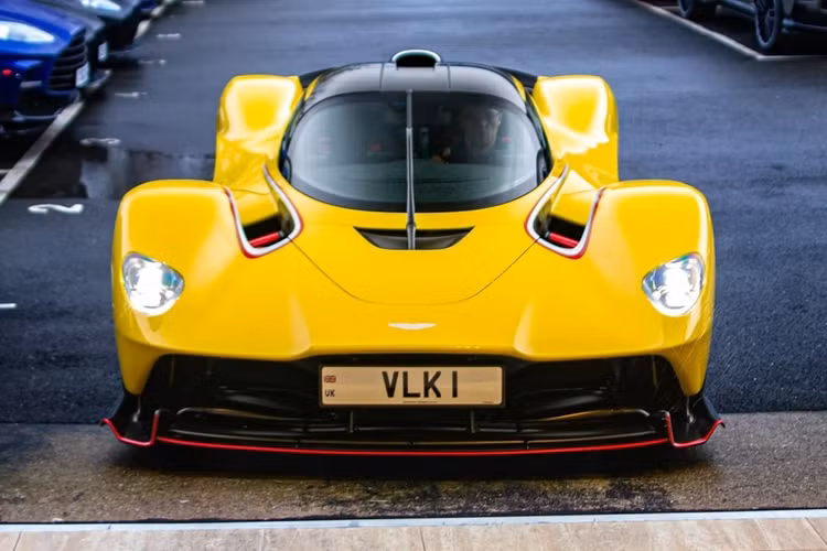 Trước đó, chủ nhân của chiếc xe này cũng sở hữu một chiếc siêu xe Aston Martin Valkyrie với ngoại thất màu vàng Sunburst Yellow 2 cùng các chi tiết trang trí màu đỏ.