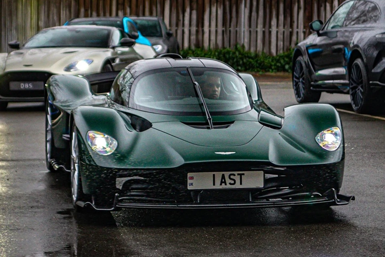 Aston Martin Valkyrie Spider được trang bị khối động cơ V12 hút khí tự nhiên 6.5L, sản sinh công suất tối đa 1.015 mã lực và mô-men xoắn cực đại 740 Nm.