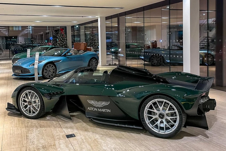 Cấu trúc thân xe khí động học giúp tạo lực ép xuống mặt đường hơn 1.400 kg khi di chuyển ở vận tốc trên 240 km/h.