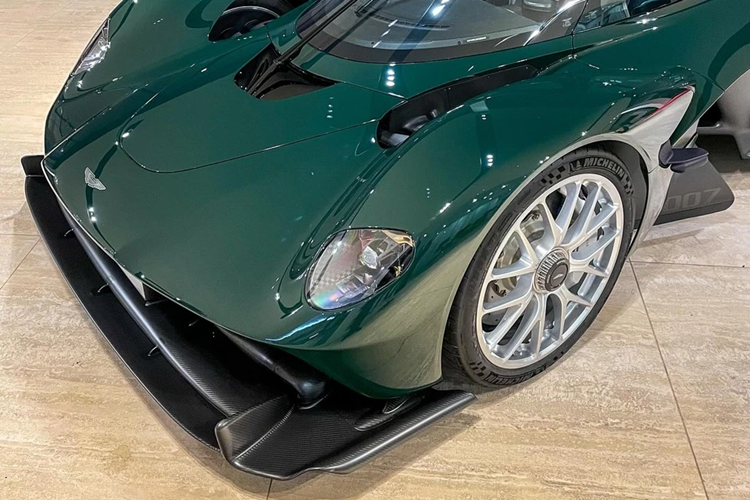 So với phiên bản mui cứng, Valkyrie Spider đã được tinh chỉnh lại bộ khung gầm bằng sợi carbon lẫn các chi tiết khí động học ngoại thất.