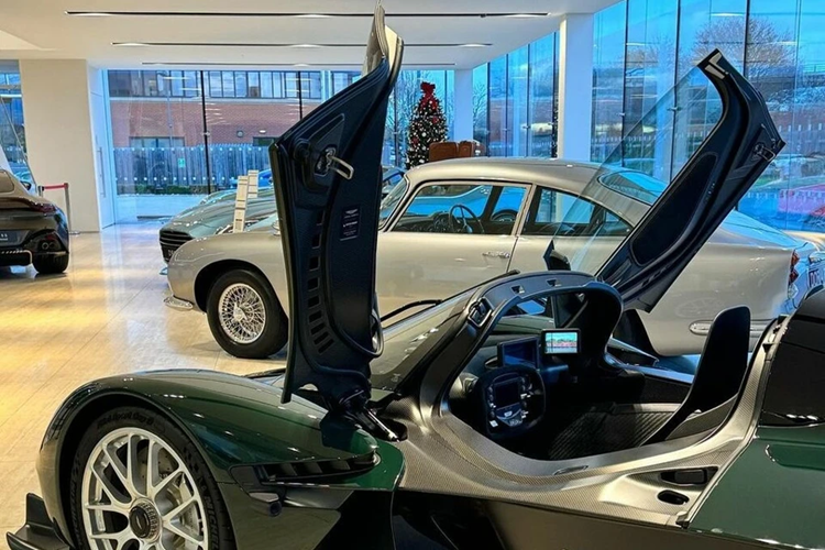 Do thiết kế mui trần, Valkyrie Spider được trang bị cơ cấu mở cửa nhị diện cánh bướm thay thế cho cơ cấu cánh chim gullwing trên biến thể coupe.