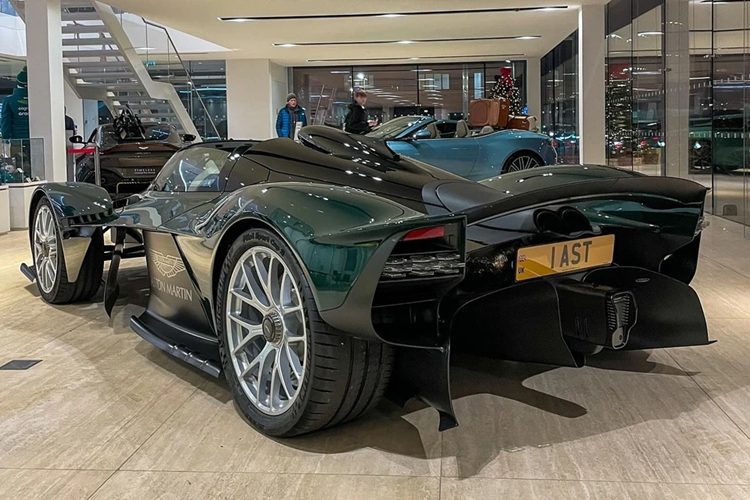 Mẫu hypercar này được chủ nhân lựa chọn màu sơn truyền thống xanh Aston Martin Heritage Racing Green cùng bộ mâm đa chấu màu bạc.