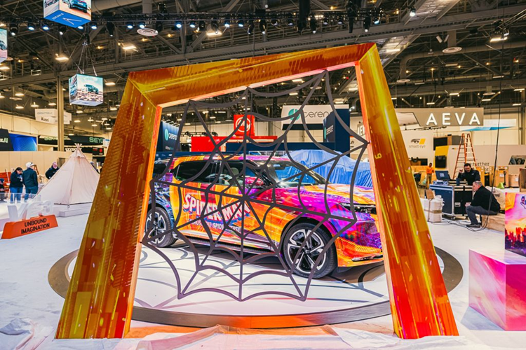 Ngoài các mẫu ôtô, VinFast cũng “vén màn” mẫu xe đạp điện DrgnFly trong triển lãm năm nay. Trước đó, tại CES 2023, VinFast từng giới thiệu mẫu xe ý tưởng DrgnFly. Chỉ sau một năm, hãng đã mang trở lại CES phiên bản thương mại chính thức của mẫu xe đạp điện này.