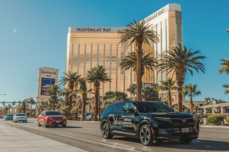 Bên cạnh đó, VinFast trưng bày eSUV VF9, được tích hợp dịch vụ giải trí trực tuyến mới. Khách tham quan sẽ được trực tiếp trải nghiệm những tính năng công nghệ mới độc đáo trên VF9 tại gian trưng bày của VinFast.