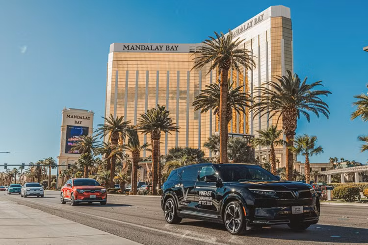 Bên cạnh đó, VinFast trưng bày eSUV VF9, được tích hợp dịch vụ giải trí trực tuyến mới. Khách tham quan sẽ được trực tiếp trải nghiệm những tính năng công nghệ mới độc đáo trên VF9 tại gian trưng bày của VinFast.