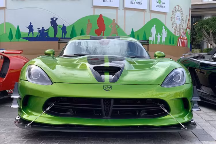 Cụ thể, hình ảnh chụp lại cho thấy, siêu rắn Dodge Viper ACR Snakeskin ACR Edition đã được gắn lên chiếc biển số 30M-000.12, trước đó xe mang biển số 51K-980.23, nên rất có thể xe đã đổi chủ, đấu giá biển số mới là 30M-000.12 với mức trúng chỉ 40 triệu đồng.