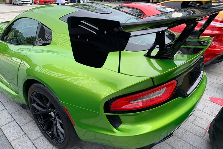 Trước khi tìm thấy chủ nhân mới, chiếc xe thể thao hiệu suất cao Dodge Viper ACR bản Snakeskin ACR Edition này từng được showroom chào bán lên đến 20 tỷ đồng.