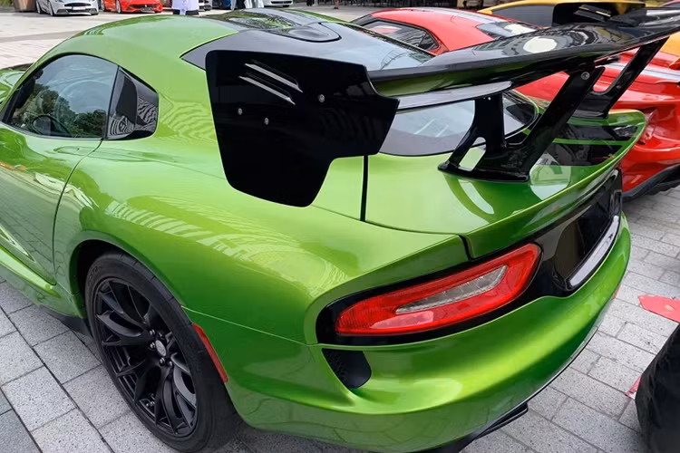 Trước khi tìm thấy chủ nhân mới, chiếc xe thể thao hiệu suất cao Dodge Viper ACR bản Snakeskin ACR Edition này từng được showroom chào bán lên đến 20 tỷ đồng.