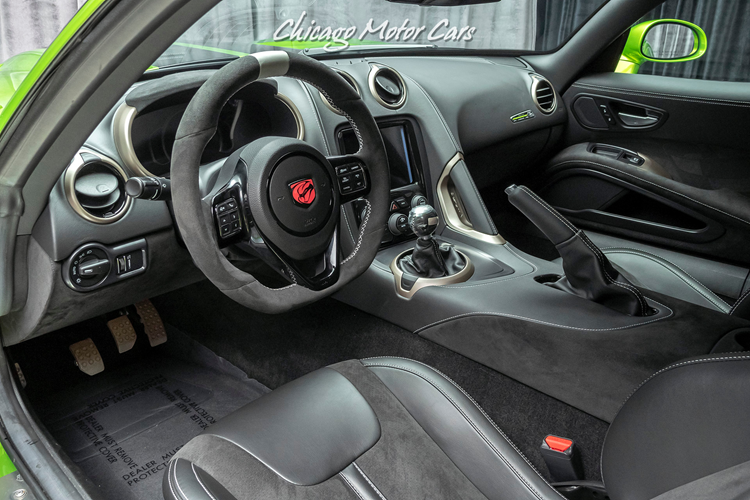 Bên cạnh màu sơn rắn xanh, ngoại thất của xe còn gây ấn tượng bởi họa tiết da rắn chạy dọc chính giữa xe, từ đầu tới đuôi. Xen kẽ vào đó là những chi tiết làm bằng sợi carbon như khe gió trên nắp ca-pô và cánh gió ở hai bên đầu xe.