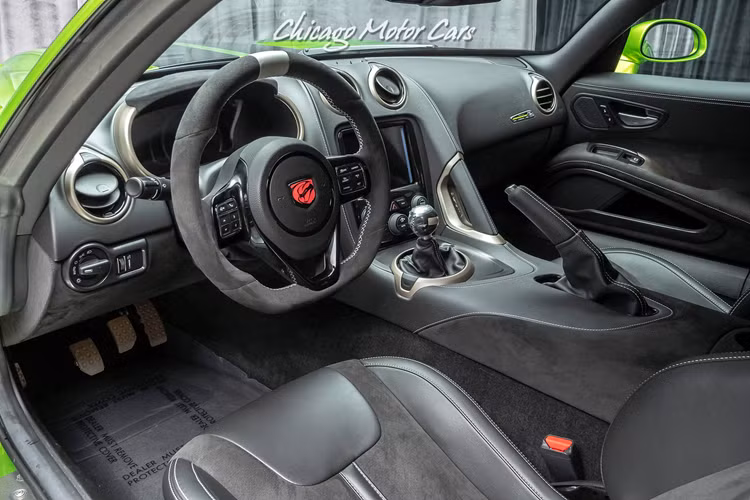 Bên cạnh màu sơn rắn xanh, ngoại thất của xe còn gây ấn tượng bởi họa tiết da rắn chạy dọc chính giữa xe, từ đầu tới đuôi. Xen kẽ vào đó là những chi tiết làm bằng sợi carbon như khe gió trên nắp ca-pô và cánh gió ở hai bên đầu xe.