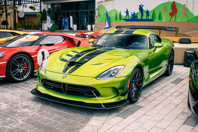 Cung cấp năng lượng cho siêu xe này là động cơ V10, hút khí tự nhiên, dung tích 8.4L. Có thể nói, Dodge Viper ACR là một trong những mẫu xe thương mại có động cơ lớn nhất nhì trên thế giới. Không cần tới tăng áp, động cơ này vẫn có thể cung cấp công suất tối đa 645 mã lực và mô-men xoắn cực đại 813 Nm.