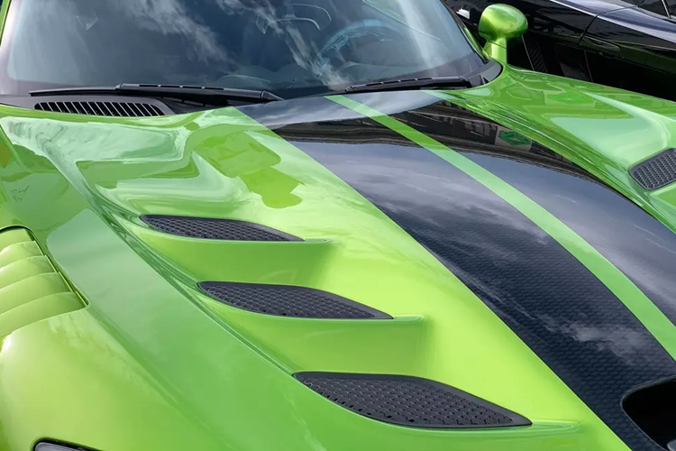Về Dodge Viper ACR thuộc bản Snakeskin ACR Edition, xe còn được trang bị gói ngoại thất tùy chọn Extreme Aero với các chi tiết có thể tháo rời như líp và vây gió cản trước, cánh gió đuôi xe, bộ khuếch tán gió sau hay khe gió trên nắp ca-pô. Riêng gói trang bị này đã có giá 6.900 USD (tương đương 171 triệu đồng, theo tỷ giá hiện tại).