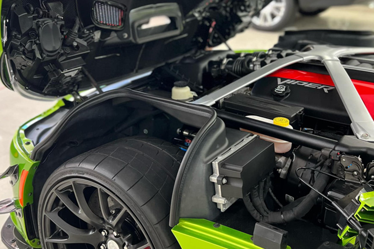 Chưa hết, Dodge Viper ACR còn được trang bị vành la-zăng Mopar ACR Venom 7 chấu với thiết kế nan hình lưỡi rắn và siêu nhẹ. Kích thước của la-zăng là 19 inch, sơn màu đen mờ hầm hố, đi kèm với bộ lốp Kumho Ecsta V720 ACR dành riêng cho xe. Bên trong là cùm phanh Brembo Carbon Ceramic Matrix màu đỏ nổi bật với kích thước cực lớn.