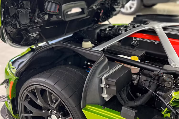 Chưa hết, Dodge Viper ACR còn được trang bị vành la-zăng Mopar ACR Venom 7 chấu với thiết kế nan hình lưỡi rắn và siêu nhẹ. Kích thước của la-zăng là 19 inch, sơn màu đen mờ hầm hố, đi kèm với bộ lốp Kumho Ecsta V720 ACR dành riêng cho xe. Bên trong là cùm phanh Brembo Carbon Ceramic Matrix màu đỏ nổi bật với kích thước cực lớn.