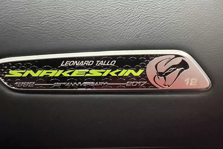 Nếu bạn tò mò vì sao chiếc xe Dodge Viper ACR bản Snakeskin ACR Edition này lại được chủ nhân cho đăng ký biển số 30M-000.12, thì con số 12 cũng là số thứ tự của xe, trong tổng số 31 chiếc sản xuất trên toàn thế giới, khá chất chơi.