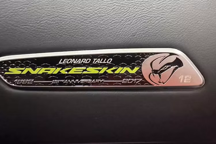 Nếu bạn tò mò vì sao chiếc xe Dodge Viper ACR bản Snakeskin ACR Edition này lại được chủ nhân cho đăng ký biển số 30M-000.12, thì con số 12 cũng là số thứ tự của xe, trong tổng số 31 chiếc sản xuất trên toàn thế giới, khá chất chơi.