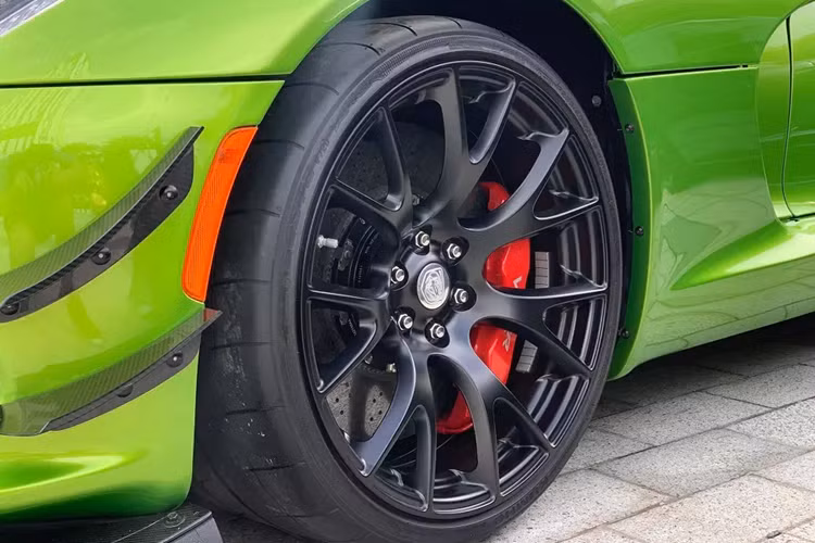 Là mẫu xe hiệu suất cao nên Dodge Viper ACR có thiết kế khí động học cực kỳ tinh vi. Phía đuôi xe là một cánh gió khổng lồ mang tính biểu tượng trong khi hai bên sườn là các hốc gió lớn. Cộng thêm với các chi tiết khí động học của gói ngoại thất Extreme Aero, lực nén thân xe của Dodge Viper ACR có thể lên tới 1 tấn ở tốc độ tối đa.
