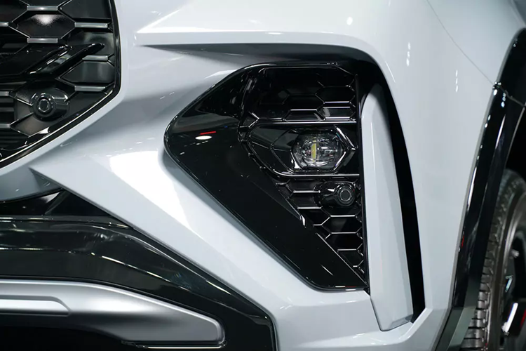 Cản trước của bản RS cũng có thiết kế riêng với khe gió hình tam giác cỡ lớn ở hai góc, tích hợp đèn sương mù. Tiếp đến là bộ vành hợp kim 20 inch và logo "RS" ở khe gió giả nằm trên chắn bùn trước.