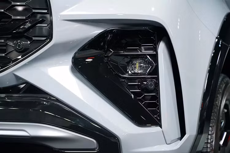 Cản trước của bản RS cũng có thiết kế riêng với khe gió hình tam giác cỡ lớn ở hai góc, tích hợp đèn sương mù. Tiếp đến là bộ vành hợp kim 20 inch và logo "RS" ở khe gió giả nằm trên chắn bùn trước.