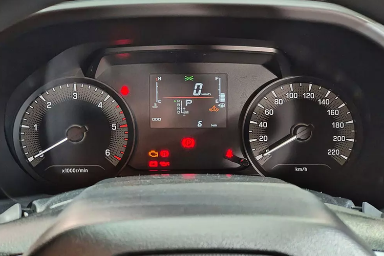 Trong khi đó, bản Elegant có thêm lưới tản nhiệt sơn màu đen với 2 nan nằm ngang mạ crôm, cửa cốp đóng/mở chỉnh điện với cảm biến đá cốp, ghế bọc bằng chất liệu Cool Max, màn hình cảm ứng trung tâm 9 inch, kết nối Apple CarPlay/Android Auto không dây, ghế lái chỉnh điện 8 hướng, 2 hàng ghế sau ngả/gập phẳng và hàng ghế cuối gập 1 chạm.