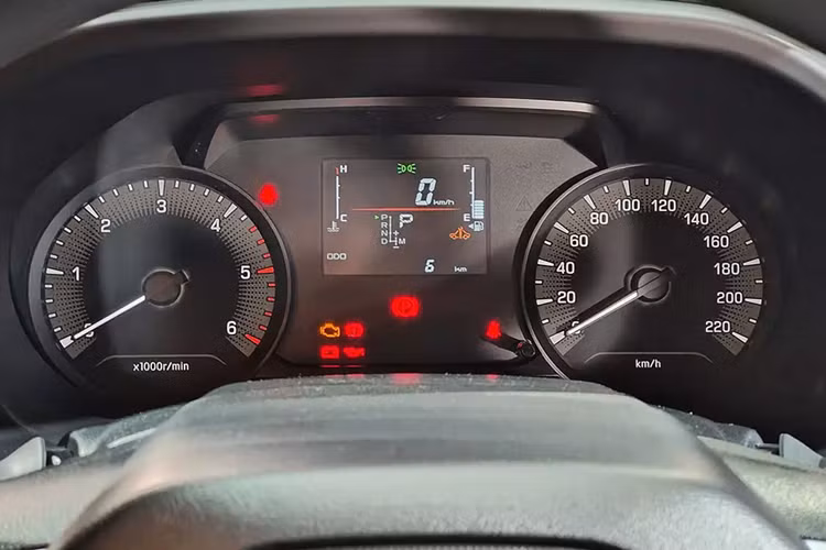 Trong khi đó, bản Elegant có thêm lưới tản nhiệt sơn màu đen với 2 nan nằm ngang mạ crôm, cửa cốp đóng/mở chỉnh điện với cảm biến đá cốp, ghế bọc bằng chất liệu Cool Max, màn hình cảm ứng trung tâm 9 inch, kết nối Apple CarPlay/Android Auto không dây, ghế lái chỉnh điện 8 hướng, 2 hàng ghế sau ngả/gập phẳng và hàng ghế cuối gập 1 chạm.